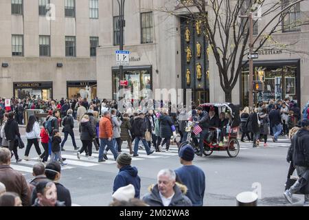 Le folle del Black Friday sulla 5th Avenue e sulla 50th Street al Rockefeller Center segnano l'inizio tradizionale della stagione dello shopping natalizio a New York. Foto Stock