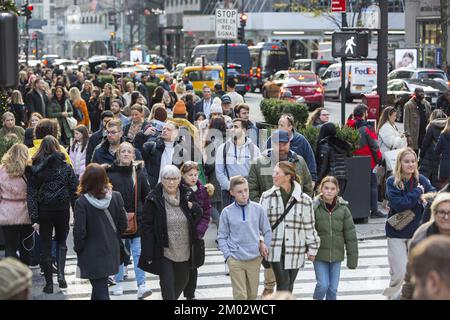 Le folle del Black Friday sulla 5th Avenue e sulla 50th Street al Rockefeller Center segnano l'inizio tradizionale della stagione dello shopping natalizio a New York. Foto Stock