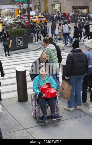 Le folle del Black Friday sulla 5th Avenue e sulla 50th Street al Rockefeller Center segnano l'inizio tradizionale della stagione dello shopping natalizio a New York. Foto Stock