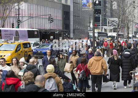 Le folle del Black Friday sulla 5th Avenue e sulla 50th Street al Rockefeller Center segnano l'inizio tradizionale della stagione dello shopping natalizio a New York. Foto Stock