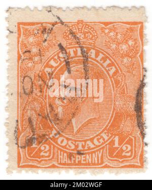 AUSTRALIA — 1923: Un francobollo arancione di ½ pence che mostra il ritratto di re Giorgio V (George Frederick Ernest Albert) fu re del Regno Unito e dei domini britannici, e imperatore d'India, dal 6 maggio 1910 fino alla sua morte nel 1936. Nato durante il regno di sua nonna Regina Vittoria, Giorgio era il secondo figlio di Alberto Edoardo, Principe di Galles, ed era terzo nella linea di successione al trono britannico dietro suo padre e suo fratello maggiore, il Principe Alberto Vittore Foto Stock