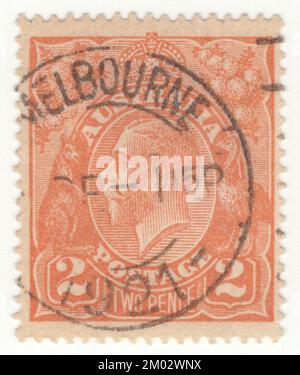 AUSTRALIA — 1920: Un francobollo marrone-arancione da 2 penzi che raffigura il ritratto di re Giorgio V (George Frederick Ernest Albert) fu re del Regno Unito e dei domini britannici, e imperatore d'India, dal 6 maggio 1910 fino alla sua morte nel 1936. Nato durante il regno di sua nonna Regina Vittoria, Giorgio era il secondo figlio di Alberto Edoardo, Principe di Galles, ed era terzo nella linea di successione al trono britannico dietro suo padre e suo fratello maggiore, il Principe Alberto Vittore Foto Stock