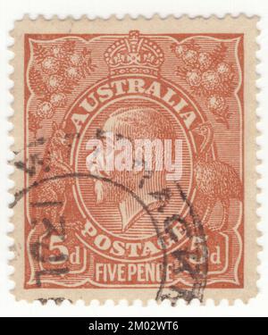 AUSTRALIA — 1915: Un francobollo arancione-marrone da 5 penzi che mostra il ritratto di re Giorgio V (George Frederick Ernest Albert) fu re del Regno Unito e dei domini britannici, e imperatore d'India, dal 6 maggio 1910 fino alla sua morte nel 1936. Nato durante il regno di sua nonna Regina Vittoria, Giorgio era il secondo figlio di Alberto Edoardo, Principe di Galles, ed era terzo nella linea di successione al trono britannico dietro suo padre e suo fratello maggiore, il Principe Alberto Vittore Foto Stock