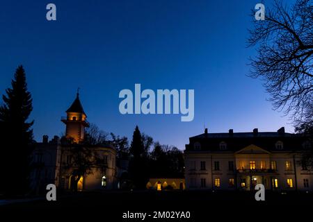 Cielo colorato e suggestivo durante il tramonto sul vecchio palazzo. Cielo blu intenso sopra l'edificio. Foto Stock