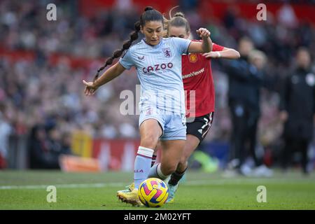 Manchester, Regno Unito. 03rd Dec, 2022. Old Trafford, Manchester, Lancashire, 3rd dicembre 2022. Manchester Utd Women vs Aston Villa Women in the Barclays WomenÕs Super League Mayumi Pacheco di Aston Villa Women Credit: Touchlinepics/Alamy Live News Foto Stock