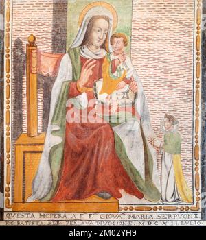 VARENNA, ITALIA - 20 LUGLIO 2022: L'affresco della Madonna nell'abside della chiesa romanica di San Giovanni Battista dal 16. cent. Foto Stock