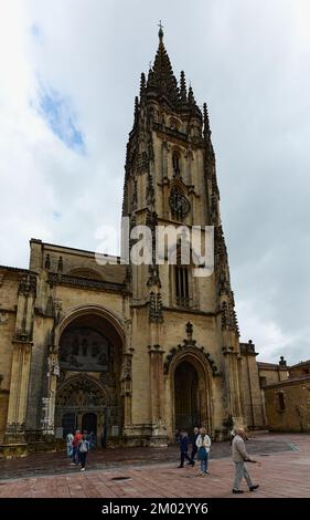 Oviedo, Spagna - 3 dicembre 2022: Cattedrale di Oviedo in Plaza Alfonso II el casco nelle Asturie. Spagna Foto Stock