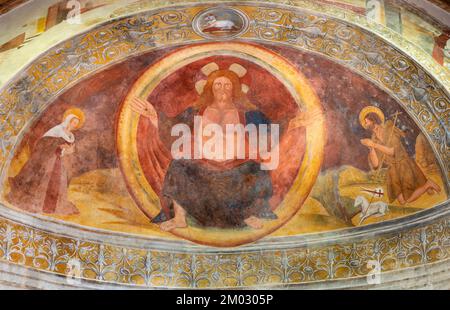 VARENNA, ITALIA - 20 LUGLIO 2022: L'affresco di Gesù Pantocratore nell'abside della chiesa romanica di S. Giovanni Battista dal 16. cent. Foto Stock