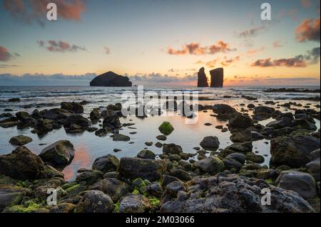 Incredibile tramonto sulla spiaggia di Mosteiros con i suoi isolotti, Azzorre Sao Miguel isola, Portogallo. Tramonto paesaggio sul mare sulle coste su una bellissima Foto Stock