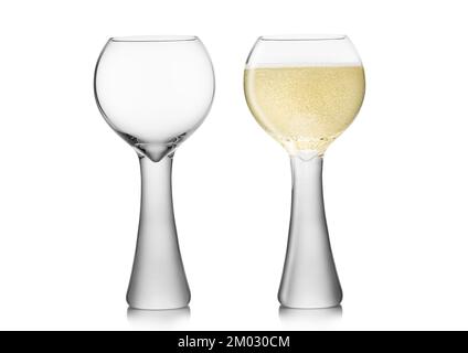 Mongolfiera vuota e calici da champagne di lusso su bianco. Foto Stock