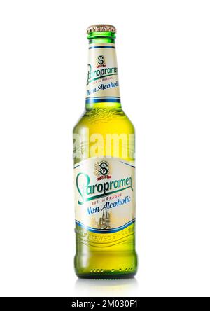 LONDRA, Regno Unito - 15 GIUGNO 2022: Bottiglia di Staropramen birra ceca non alcolica lager. su bianco. Foto Stock