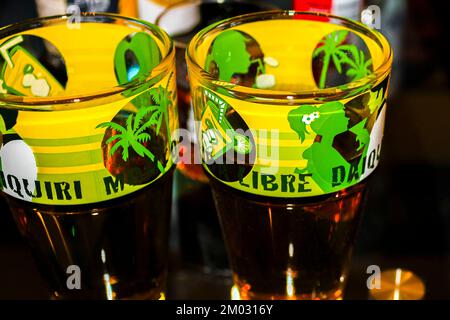 Bicchieri Cuba Libre giallo verde in discoteca di notte a Leherheide Bremerhaven Brema Germania. Foto Stock