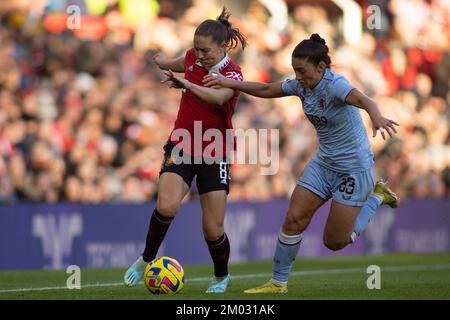 Manchester, Regno Unito. 03rd Dec, 2022. Old Trafford, Manchester, Lancashire, 3rd dicembre 2022. Manchester Utd Women vs Aston Villa Women in the Barclays WomenÕs Super League Vilde boe Risa of Manchester Utd Women sfide per la palla contro Mayumi Pacheco di Aston Villa Women Credit: Touchlinepics/Alamy Live News Foto Stock