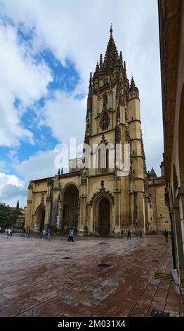 Oviedo, Spagna - 3 dicembre 2022: Cattedrale di Oviedo in Plaza Alfonso II el casco nelle Asturie. Spagna Foto Stock