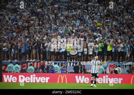 Al Rayyan, Qatar. 3rd Dec, 2022. I fan argentini assisterà alla partita del Round of 16 tra Argentina e Australia in occasione della Coppa del mondo FIFA 2022 allo stadio Ahmad Bin Ali di al Rayyan, Qatar, il 3 dicembre 2022. Credit: Li GA/Xinhua/Alamy Live News Foto Stock