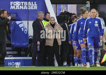 Leicester, Regno Unito. 03rd Dec, 2022. Leicester, Inghilterra, 3rd 2022 dicembre: Emma Hayes (Chelsea Womens Head Coach) e Willie Kirk (Leicester City Women Manager) interagiranno prima del calcio d'inizio durante il gioco della Super League delle donne fa di Barclays tra Leicester City e Chelsea al King Power Stadium di Leicester, Inghilterra. (James Holyoak/SPP) Credit: SPP Sport Press Photo. /Alamy Live News Foto Stock