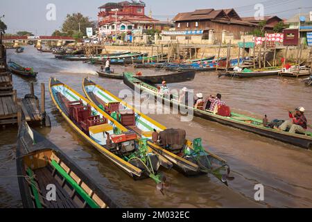 Longboats a Nyaung Schwe Inle Lago Myanmar Foto Stock