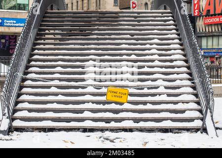 Cartello chiuso sulle scale ghiacciate di Dorchester Square nel centro di Montreal, Quebec, Canada Foto Stock