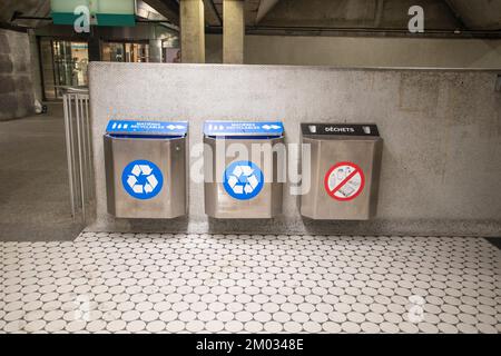 Spazzatura e bidoni di riciclaggio alla stazione della metropolitana di Peel a Montreal, Quebec, Canada Foto Stock