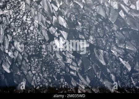 Molti piccoli galleggianti di ghiaccio rotti galleggiano sulla vista aerea del fiume Foto Stock