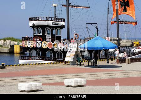 Kolobrzeg, Polonia - 22 giugno 2016: Nave da crociera ormeggiata al molo. La nave che si chiama il pirata incoraggia a navigare a bordo Foto Stock