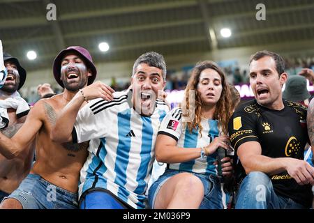 Al Rayyan, Doha, Qatar, Qatar. 3rd Dec, 2022. AL RAYYAN, QATAR - 3 DICEMBRE: I sostenitori dell'Argentina si divertiranno durante la partita della Coppa del mondo FIFA Qatar 2022 Round of 16 tra Argentina e Australia allo stadio Ahmad bin Ali il 3 dicembre 2022 ad al Rayyan, Qatar. (Credit Image: © Florencia Tan Jun/PX Imagens via ZUMA Press Wire) Credit: ZUMA Press, Inc./Alamy Live News Foto Stock