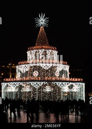 Vilnius, Lituania - 27 novembre 2022: Bellissimo albero di Natale decorato, mercatino di Natale in piazza della Cattedrale di Vilnius, Vilnius, Lituania Foto Stock