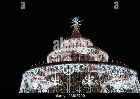 Vilnius, Lituania - 27 novembre 2022: Bellissimo albero di Natale decorato, mercatino di Natale in piazza della Cattedrale di Vilnius, Vilnius, Lituania Foto Stock