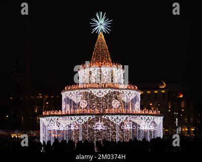 Vilnius, Lituania - 27 novembre 2022: Bellissimo albero di Natale decorato, mercatino di Natale in piazza della Cattedrale di Vilnius, Vilnius, Lituania Foto Stock