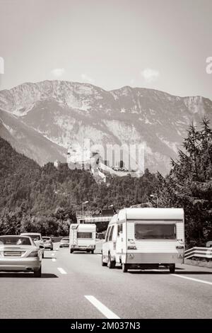 Vecchio bianco e nero vecchio quadro del castello Hohenwerfen castello fortezza sulla montagna con panorama alpino a Werfen Pongau Salisburgo Austria. Foto Stock