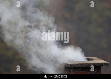 Lindenfels, Germania. 01st Dec, 2022. Un camino a legna fuma su un tetto. Credit: Sebastian Gollnow/dpa/Alamy Live News Foto Stock
