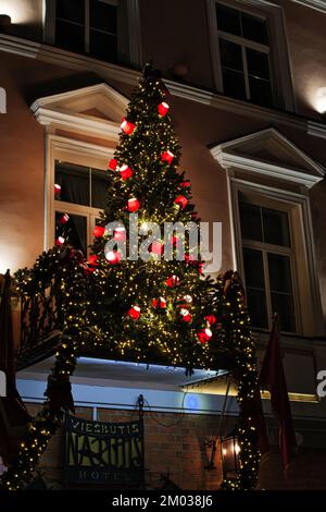 Vilnius, Lituania - 27 novembre 2022: Bellissimo edificio decorato in via Pilies, città vecchia di Vilnius, Lituania Foto Stock