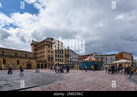 Oviedo, Spagna - 3 dicembre 2022: Plaza Alfonso II el casco nelle Asturie. Spagna Foto Stock