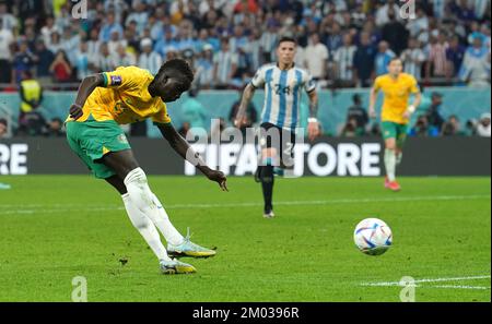 Garang Kuol, in Australia, ha un tiro in gol durante il round della Coppa del mondo FIFA 16 partita allo stadio Ahmad Bin Ali di al Rayyan, Qatar. Data immagine: Sabato 3 dicembre 2022. Foto Stock