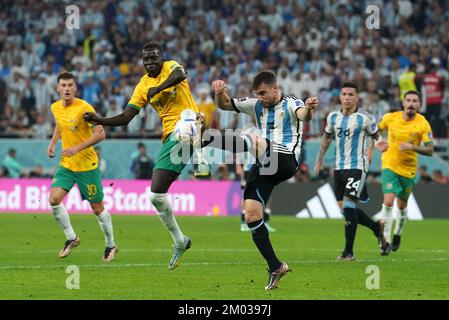 Garang Kuol (a sinistra) dell'Australia e Nicolas Tagliafico dell'Argentina combattono per la palla durante il round della Coppa del mondo FIFA del 16 allo stadio Ahmad Bin Ali di al Rayyan, in Qatar. Data immagine: Sabato 3 dicembre 2022. Foto Stock