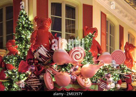 Vilnius, Lituania - 27 novembre 2022: Natale a Vilnius. Bella pasticceria decorata e panetteria Poniu Laime, nella città vecchia di Vilnius, Stikliu Foto Stock