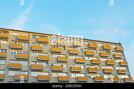 Un edificio residenziale a più piani con balconi nella città polacca di Breslavia Foto Stock