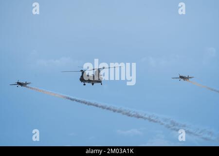 Chinook Helicopter e Extra 300 Aircraft Flyby Bournemouth Air Festival 2022 Foto Stock