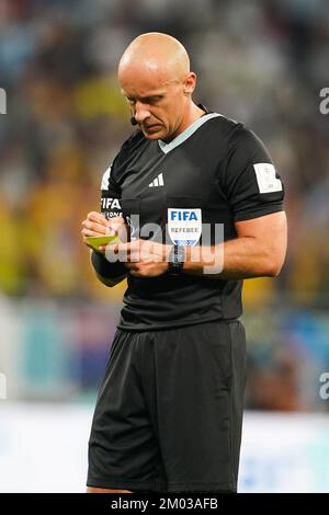 AL RAYYAN, QATAR - 3 DICEMBRE: L'arbitro Szymon Marciniak dà la carta gialla a Jackson Irvine d'Australia durante la Coppa del mondo FIFA Qatar 2022 Round of 16 match tra Argentina e Australia allo stadio Ahmad bin Ali il 3 dicembre 2022 ad al Rayyan, Qatar. (Foto di Florencia Tan Jun/PxImages) Credit: PX Images/Alamy Live News Foto Stock