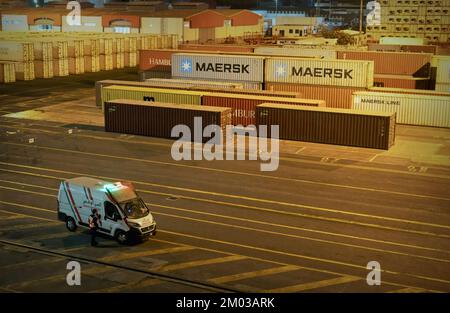 Container porto con auto di polizia, di notte ad Agadir, Marocco. Foto Stock