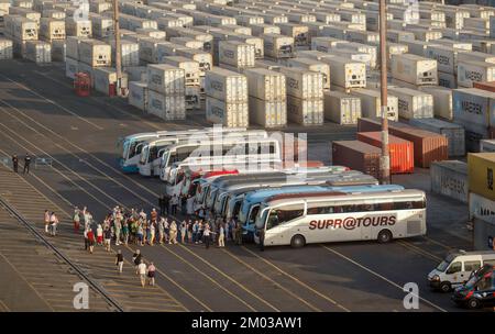 Autobus turistici con turisti nel porto container di Agadir (Marocco). Foto Stock