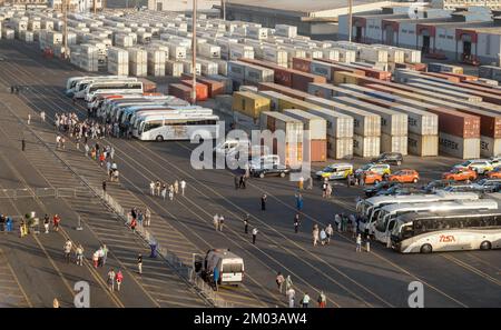 Autobus turistici con turisti nel porto container di Agadir (Marocco). Foto Stock