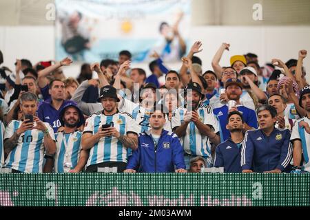 AL RAYYAN, QATAR - 3 DICEMBRE: I sostenitori dell'Argentina festeggiano prima della Coppa del mondo FIFA Qatar 2022 Round of 16 match tra Argentina e Australia allo stadio Ahmad bin Ali il 3 dicembre 2022 ad al Rayyan, Qatar. (Foto di Florencia Tan Jun/PxImages) Credit: PX Images/Alamy Live News Foto Stock