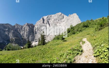 Le pareti nord dei monti Karwendel - le mura di Grubenkar spitze. Foto Stock