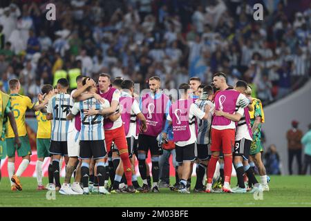 Al Rayyan, Qatar. 3rd Dec, 2022. I giocatori si salutano dopo la partita del Round of 16 tra Argentina e Australia alla Coppa del mondo FIFA 2022 allo stadio Ahmad Bin Ali di al Rayyan, Qatar, il 3 dicembre 2022. Credit: Xu Zijian/Xinhua/Alamy Live News Foto Stock