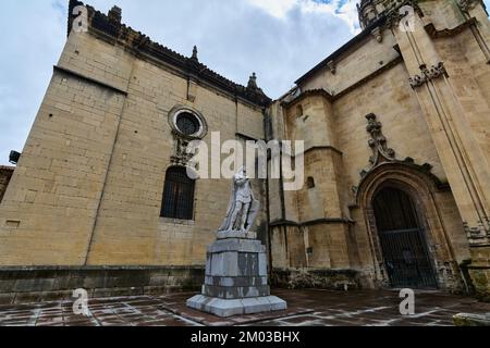 Oviedo, Spagna - 3 dicembre 2022: Statua del re Asturiano Alfonso II, monumento e monumento dal 1942 dell'artista Victor Hevia, nella città di Foto Stock