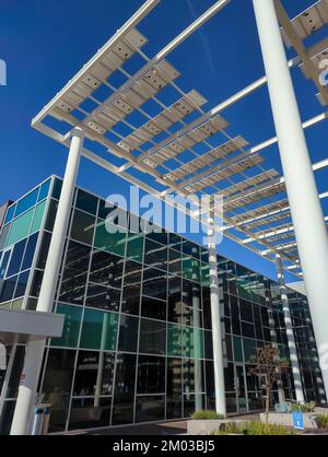 Lago Elsinore, CA, Stati Uniti d'America - 4 dicembre 2022: Vista ad angolo basso di moderno edificio medico e patio coperto Foto Stock