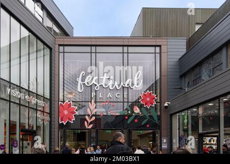 Celebrazioni natalizie nel centro commerciale Festival Place con una facciata decorata. Dicembre 2022, Basingstoke, Regno Unito Foto Stock