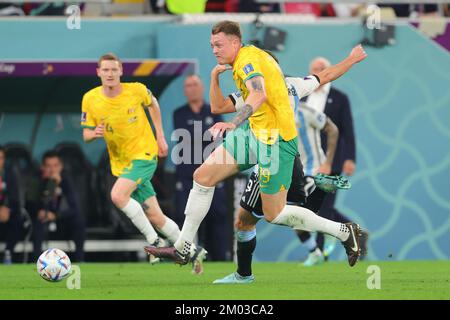 AR Rayyan, Qatar. 03rd Dec, 2022. Harry Souttar of Australia difende durante la Coppa del mondo FIFA Qatar 2022 turno di 16 partita tra Argentina e Australia allo stadio Ahmad Bin Ali di Ar-Rayyan, Qatar, il 3 dicembre 2022. Foto di Peter Dovgan. Solo per uso editoriale, licenza richiesta per uso commerciale. Non è utilizzabile nelle scommesse, nei giochi o nelle pubblicazioni di un singolo club/campionato/giocatore. Credit: UK Sports Pics Ltd/Alamy Live News Foto Stock