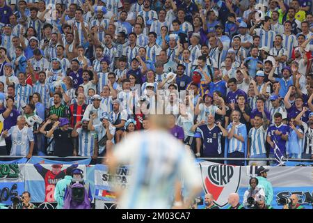 AR Rayyan, Qatar. 03rd Dec, 2022. Tifosi argentini durante la Coppa del mondo FIFA Qatar 2022 turno di 16 partita tra Argentina e Australia allo stadio Ahmad Bin Ali di Ar-Rayyan, Qatar, il 3 dicembre 2022. Foto di Peter Dovgan. Solo per uso editoriale, licenza richiesta per uso commerciale. Non è utilizzabile nelle scommesse, nei giochi o nelle pubblicazioni di un singolo club/campionato/giocatore. Credit: UK Sports Pics Ltd/Alamy Live News Foto Stock